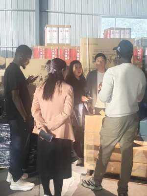 De toonaangevende distributeur van auto-onderdelen in Senegal, GKP, bezoekt magazijn: bestellingen van HOWO- en SHACMAN-reserveonderdelen in bulk met onmiddellijke verzending